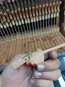 sửa đàn piano cơ kẹt phím